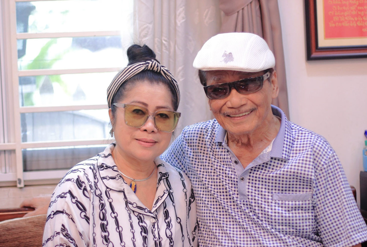 Vợ NSND Trần Hiếu: ‘Chồng tôi còn sống, không biết sao nhiều người gọi điện chia buồn’ - Ảnh 1.