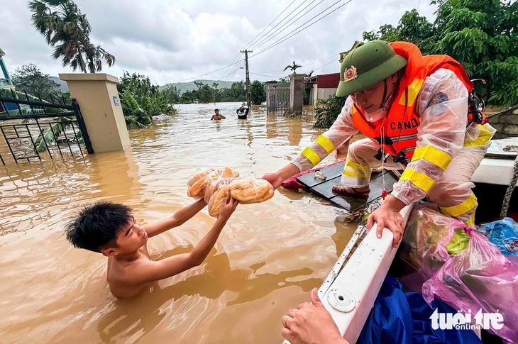 Lực lượng Công an nhân dân quyết tâm ứng phó thiên tai, bảo đảm an toàn cao nhất cho nhân dân - Ảnh 1.