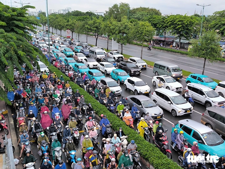 Nửa tiếng đi chưa hết 3km, khổ sở mỗi sáng trên quốc lộ 13 qua cầu Bình Triệu 2 - Ảnh 3.