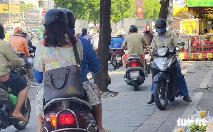 Xe máy vô tư chạy ngược chiều, phớt lờ mức phạt đến 6 triệu đồng - Ảnh 1.