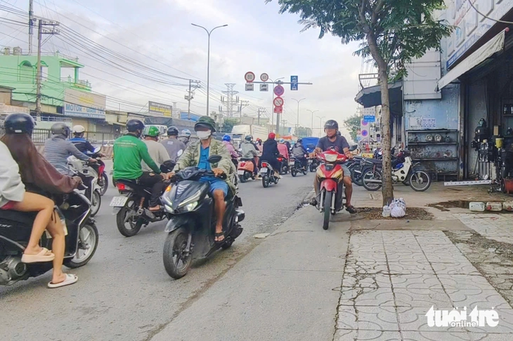 Xe máy vô tư chạy ngược chiều, phớt lờ mức phạt đến 6 triệu đồng - Ảnh 4.
