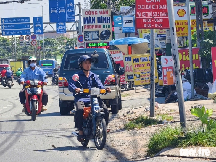 Xe máy vô tư chạy ngược chiều, phớt lờ mức phạt đến 6 triệu đồng - Ảnh 7.