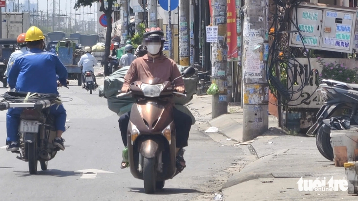 Xe máy vô tư chạy ngược chiều, phớt lờ mức phạt đến 6 triệu đồng - Ảnh 10.