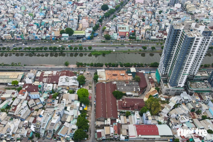 TP.HCM chốt hạn hoàn tất thủ tục bồi thường, tái định cư dự án cầu đường Bình Tiên - Ảnh 1.