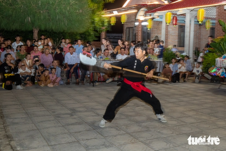 1.400 trẻ em vùng biển Cửa Việt thích thú xem diễn võ, múa lân Trung thu - Ảnh 4.