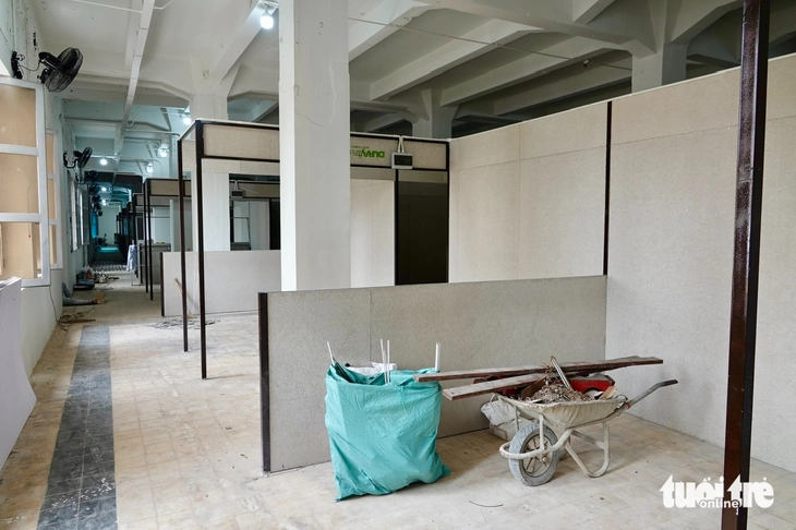 Tháo bảng hiệu 'chợ Nga' gây hiểu nhầm - Ảnh 2.