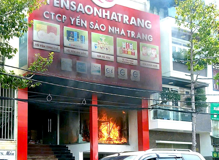 Công an điều tra vụ cháy tại showroom bán yến sào, nhiều tài sản bị thiêu rụi - Ảnh 1.