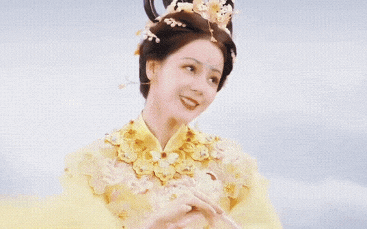 Đồng Lệ Á hóa tiên hoa, đọ sắc cùng 'chim công làng múa' Dương Lệ Bình - Ảnh 4.