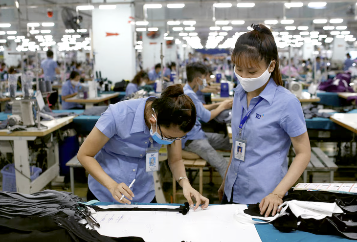 GDP Việt Nam tăng hơn dự báo; Xuất khẩu giảm nhẹ - Ảnh 1.