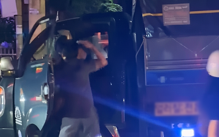 Tạm giữ người đàn ông chạy xe ngược chiều còn hung hăng đánh tài xế xe taxi - Ảnh 3.