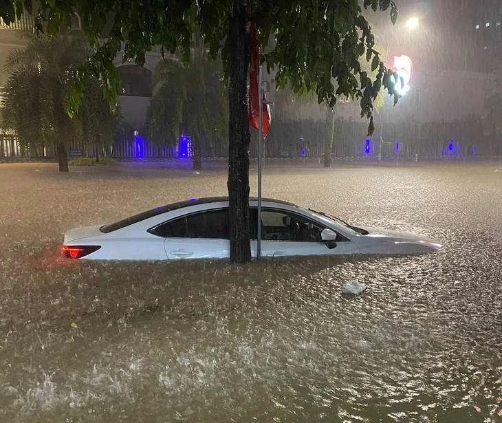 Hà Nội mưa vừa đến mưa to sáng nay, cảnh báo ngập lụt đường phố - Ảnh 2.