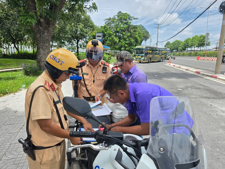 4 ngày, cảnh sát giao thông TP.HCM gửi 'phạt nguội' 400 xe máy leo vỉa hè - Ảnh 1.