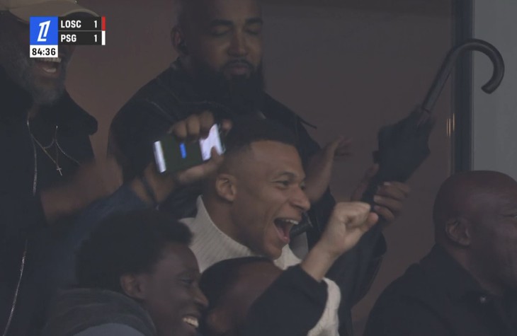 Mbappe ăn mừng cuồng nhiệt sau khi chứng kiến em trai mình ghi bàn vào lưới PSG - Ảnh 4.