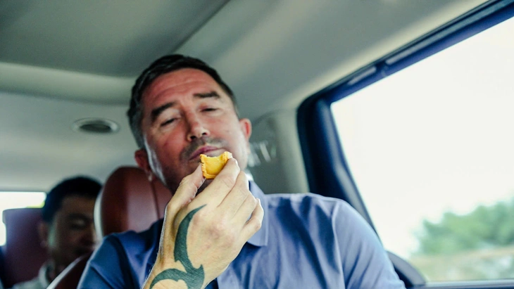 HLV Harry Kewell thích thú khi ăn bánh trung thu của Việt Nam - Ảnh 1.