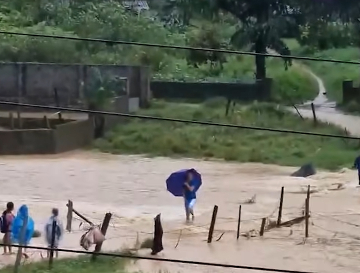 Mưa lớn, bệnh viện ở Sơn La bị nước lũ tràn vào, nhiều vật dụng, tài liệu bị cuốn trôi - Ảnh 2.