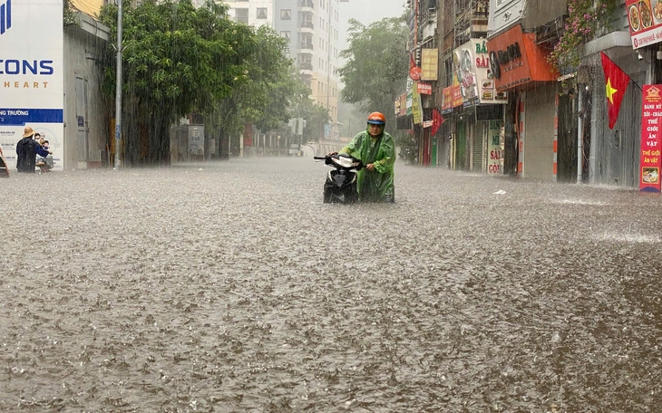 Mưa xuyên đêm, đường phố Hà Nội bắt đầu ngập sâu - Ảnh 3.