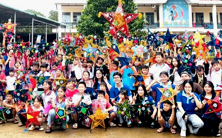 Làm lồng đèn, vẽ mặt nạ, trẻ rộn ràng phá cỗ đón Trung thu - Ảnh 3.