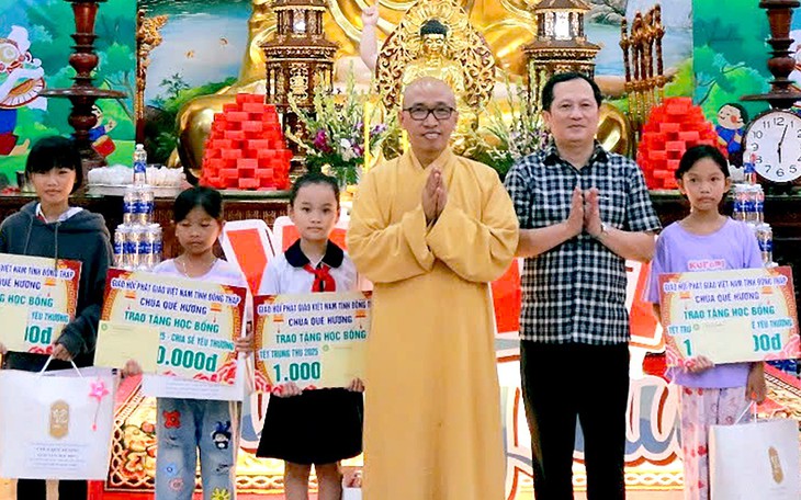 Một cái bánh Trung thu nhỏ thôi mà vui như hội! - Ảnh 2.