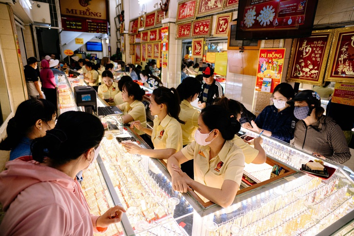 Giá vàng miếng SJC vượt 140 triệu đồng/lượng - Ảnh 2.