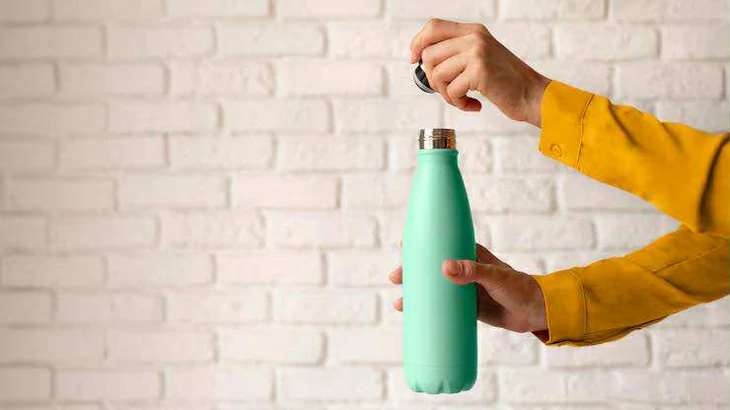 Bình nước tái sử dụng là 'ổ chứa' vi khuẩn - Ảnh 1.