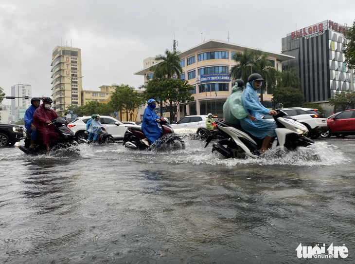 Nên phân quyền phường, xã ra quyết định cho học sinh được nghỉ học khi mưa ngập - Ảnh 1.