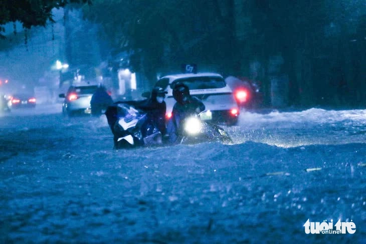 Mưa xuyên đêm, nhiều tuyến phố Hà Nội thành sông - Ảnh 3.