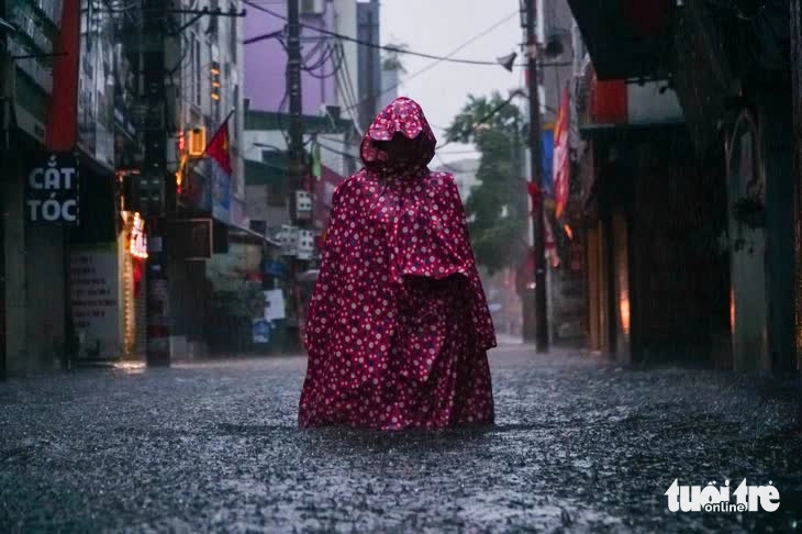 Mưa xuyên đêm, nhiều tuyến phố Hà Nội thành sông - Ảnh 5.