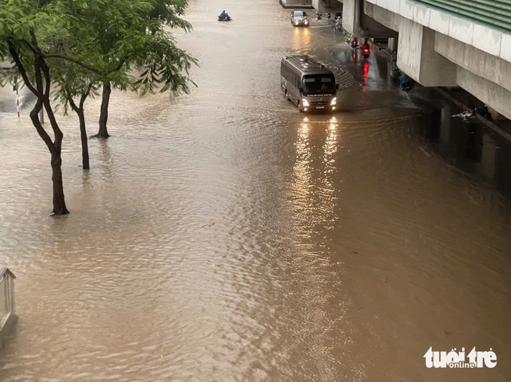 Mưa xuyên đêm, nhiều tuyến phố Hà Nội thành sông - Ảnh 2.