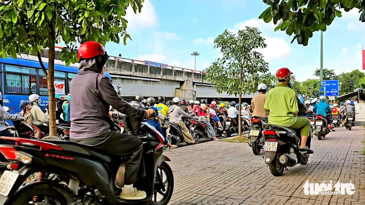 Chỉ 1 phút, có 41 xe máy leo vỉa hè trên đường Phạm Văn Đồng - Ảnh 1.