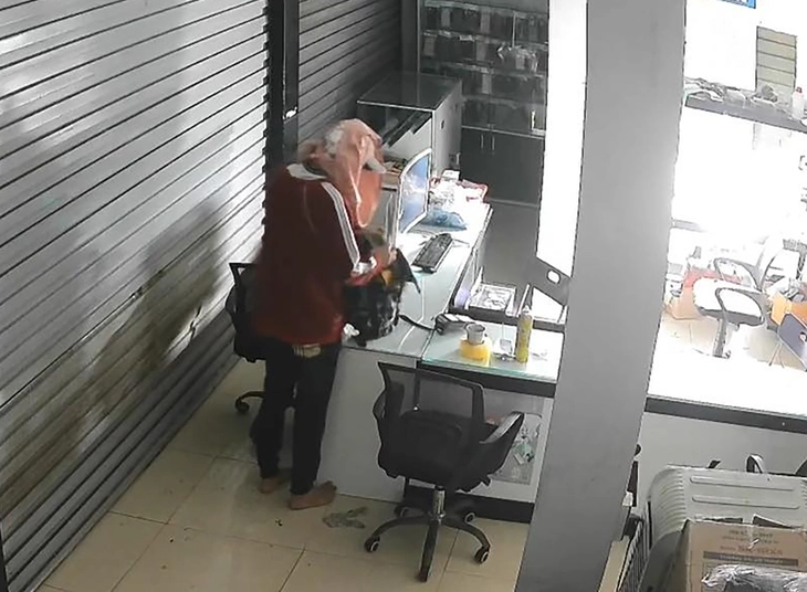 Bịt mặt, leo trần nhà trộm cửa hàng điện thoại, nam thanh niên bị bắt sau 4 ngày - Ảnh 1.