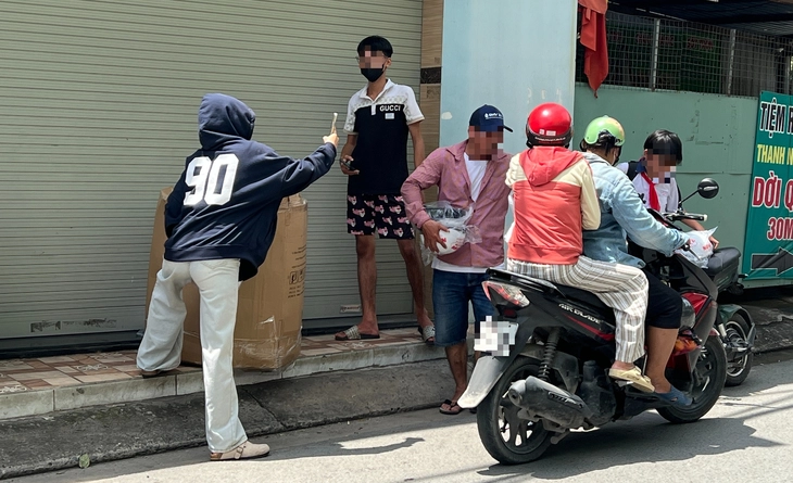 Phát nón bảo hiểm in quảng cáo cờ bạc online, cơ quan chức năng cần truy tìm và xử lý nghiêm - Ảnh 1.