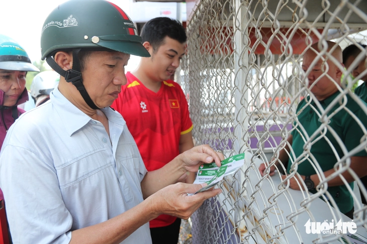Người hâm mộ 'đội nắng' mua vé xem tuyển Việt Nam đấu Nepal - Ảnh 1.
