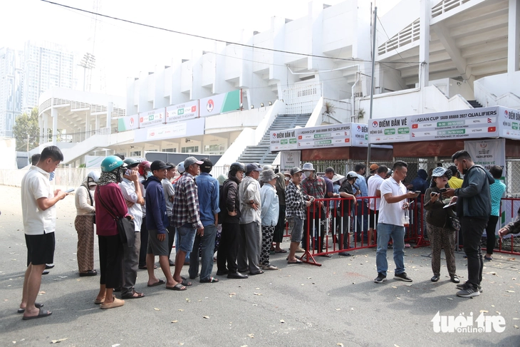 Người hâm mộ 'đội nắng' mua vé xem tuyển Việt Nam đấu Nepal - Ảnh 4.