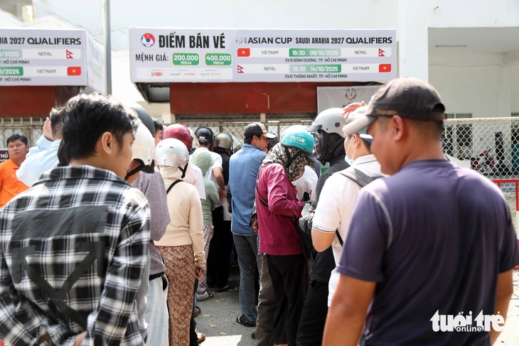 Người hâm mộ 'đội nắng' mua vé xem tuyển Việt Nam đấu Nepal - Ảnh 5.