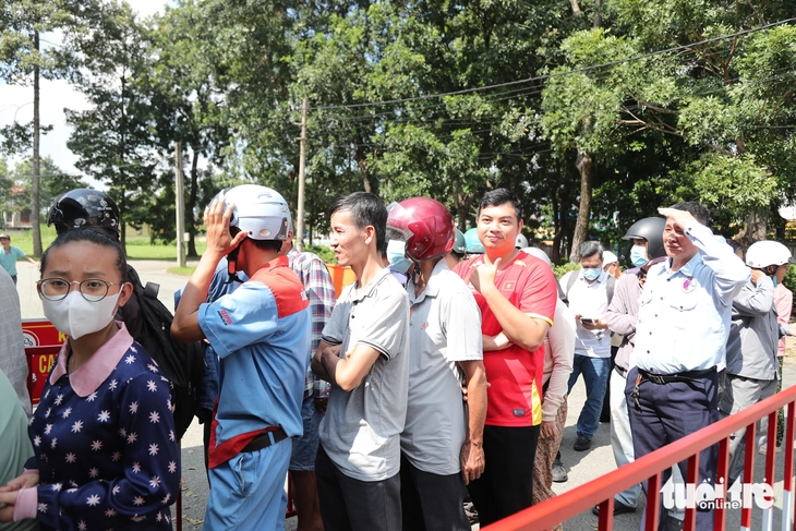 Người hâm mộ 'đội nắng' mua vé xem tuyển Việt Nam đấu Nepal - Ảnh 6.