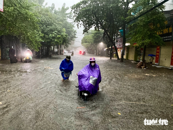 Hà Nội, Thái Nguyên mưa đặc biệt lớn, chiều nay vẫn còn mưa - Ảnh 1.