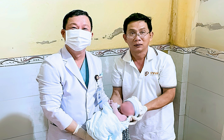 Hàng xóm đẻ rớt, bác sĩ chạy sang đỡ 'chớp nhoáng', cứu em bé thoát ngạt - Ảnh 1.