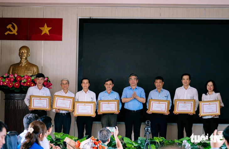 Bác sĩ TP.HCM xúc động sau hành trình 'vượt sóng' chữa bệnh ở Côn Đảo - Ảnh 3.