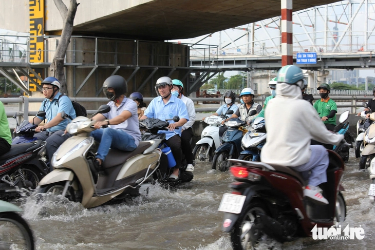 Triều cường dâng cao, người dân TP.HCM lại lội nước giờ tan tầm- Ảnh 2.