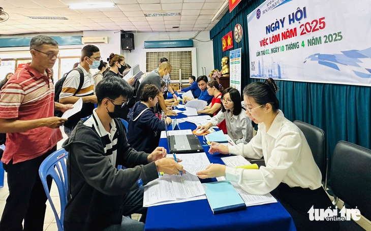 Thu nhập bình quân của người lao động tăng 10%, nhưng 1,6 triệu thanh niên không có việc làm - Ảnh 1.