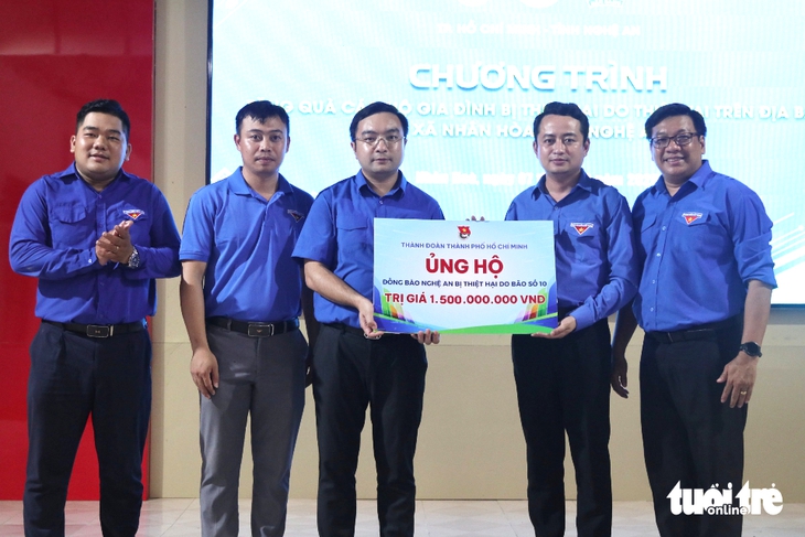 Tuổi trẻ TP.HCM trao 3,5 tỉ đồng tới bà con vùng bão lũ Nghệ An, Hà Tĩnh - Ảnh 5.