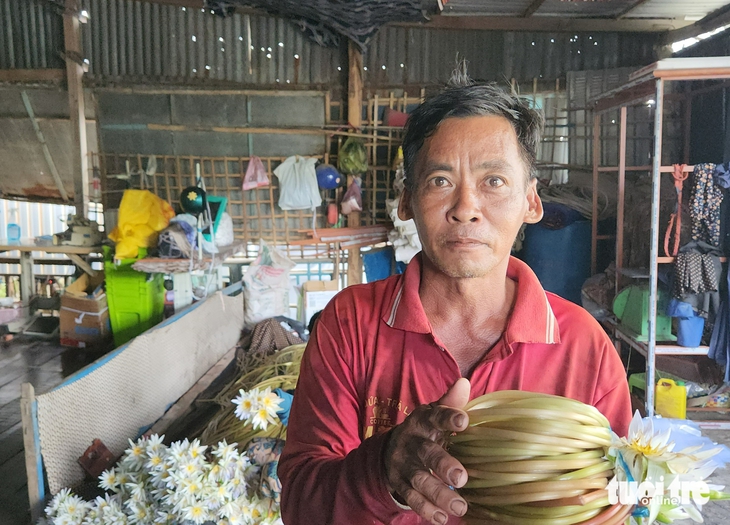 Ngư dân 'hốt bạc' nhờ nhổ bông súng 'ma' mùa nước nổi - Ảnh 3.