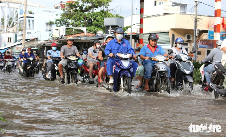 Triều cường dâng cao, người dân TP.HCM lại lội nước giờ tan tầm- Ảnh 1. Triều cường dâng cao, người dân TP.HCM lại lội nước giờ tan tầm- Ảnh 1.