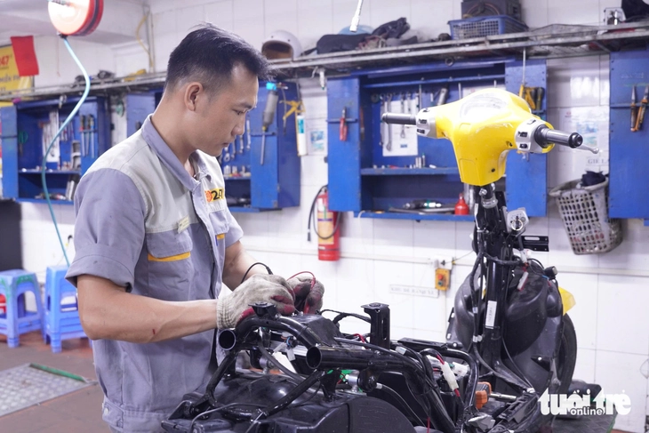Nhu cầu sửa xe tăng gấp 3 lần sau mưa ngập, thợ làm không hết việc - Ảnh 3.