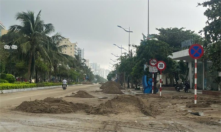 Thu dọn gần 15.000m³ cát biển tràn trên đường Hồ Xuân Hương ở Sầm Sơn - Ảnh 4.