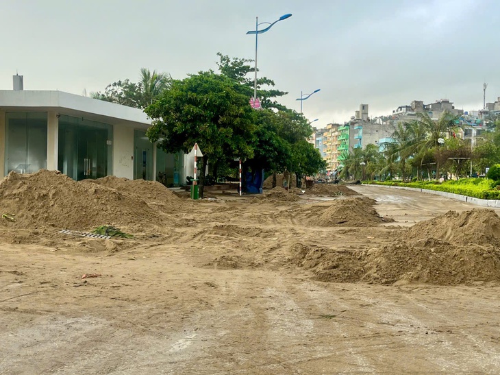 Thu dọn gần 15.000m³ cát biển tràn trên đường Hồ Xuân Hương ở Sầm Sơn - Ảnh 2.