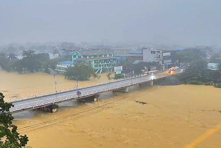 Nước sông Cầu dâng nhanh, nguy cơ vượt lũ lịch sử - Ảnh 2.