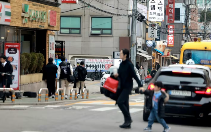  Lo vào lớp 6 trường 'hot', phụ huynh TP.HCM 'cầu viện' AI để luyện thi - Ảnh 2.