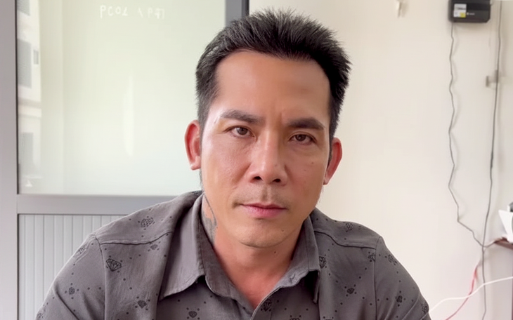 Xe bán tải đi ngược chiều rồi ‘hùng hổ’ lao tới tông ô tô điện đi đúng đường - Ảnh 2.