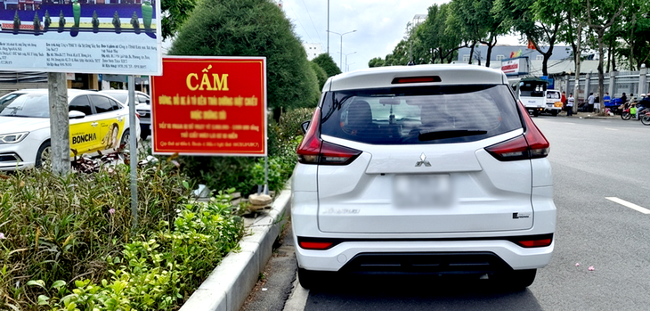 Bạn đọc gợi ý cách 'trị' người đậu xe chắn ngay cửa nhà người khác còn ngang ngược, thách thức - Ảnh 1.